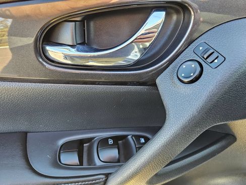 Used 2017 Nissan Rogue SV w/ SV Premium Package FWD image 19
