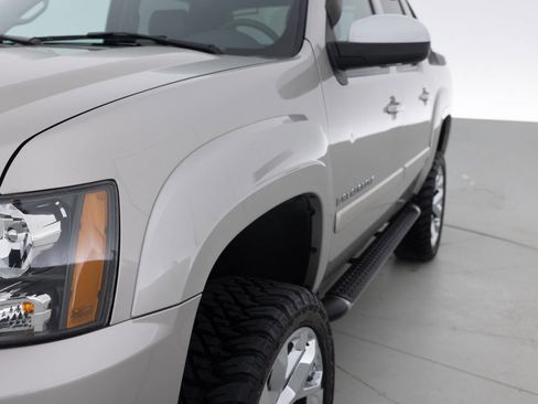 Used 2007 Chevrolet Avalanche LT w/ LT Preferred Equipment Group AWD/4WD image 12