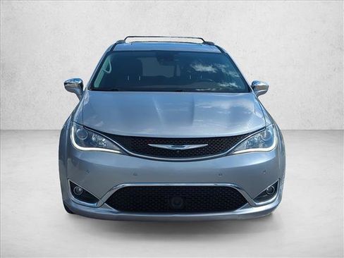 Used 2017 Chrysler Pacifica Limited w/ Advanced Safetytec Group FWD image 2