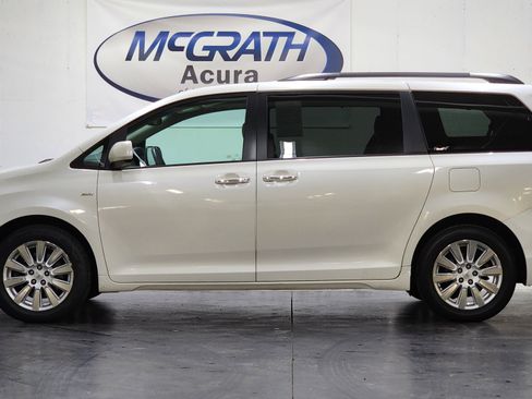 Used 2017 Toyota Sienna XLE Premium AWD/4WD image 9