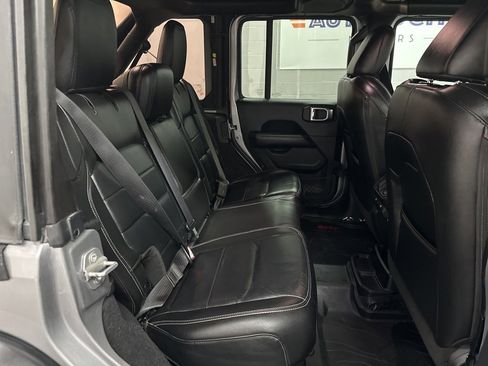 Used 2018 Jeep Wrangler Unlimited Sahara image 33