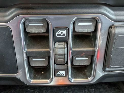 Used 2022 Jeep Wrangler Unlimited Sahara w/ Cold Weather Group AWD/4WD image 25