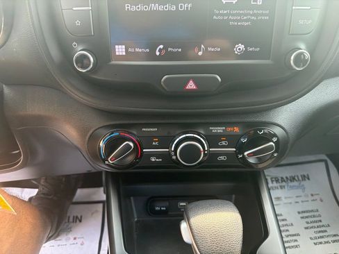 Used 2025 Kia Soul LX w/ LX Technology Package FWD image 17