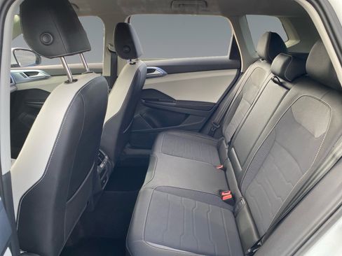 Used 2025 Volkswagen Taos SE image 13