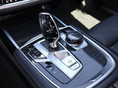 Used 2022 BMW 750i xDrive w/ Autobahn Package AWD/4WD image 23