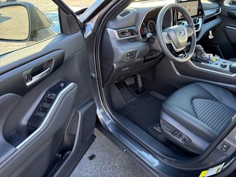 New 2025 Toyota Highlander XSE image 19