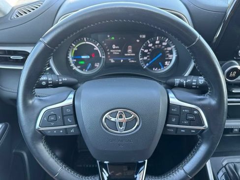 Used 2021 Toyota Highlander XLE AWD/4WD image 17