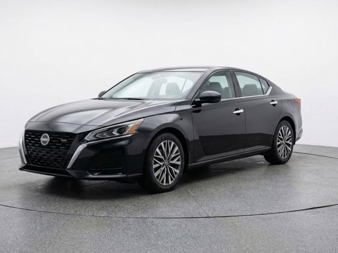 Used 2025 Nissan Altima 2.5 SV image 3