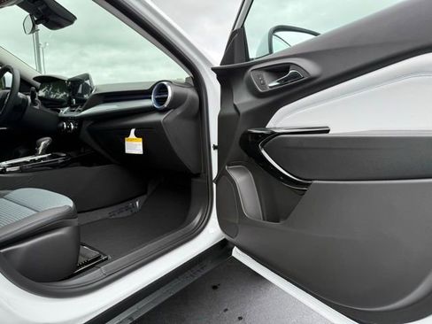 New 2025 Chevrolet Trax LT w/ Driver Confidence Package FWD image 9