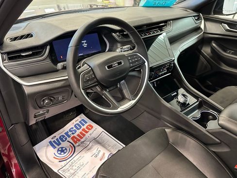 Used 2024 Jeep Grand Cherokee Altitude image 17