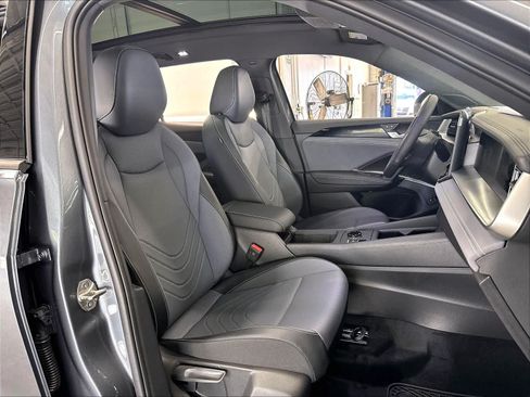 New 2026 Volkswagen Tiguan SE R-Line FWD image 11