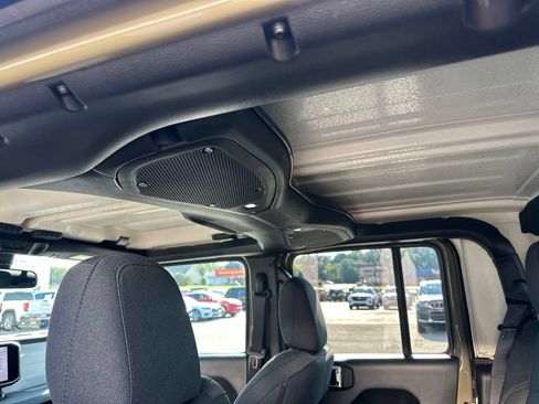 Used 2025 Jeep Gladiator Sport AWD/4WD image 34