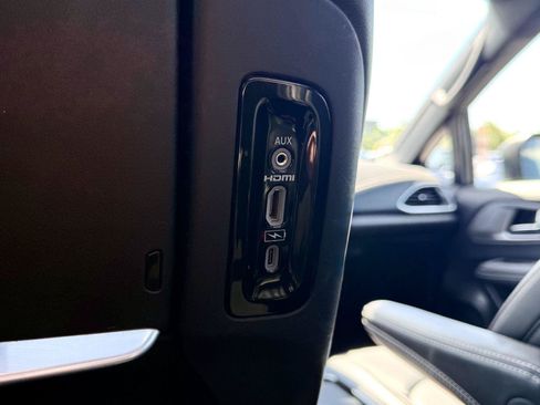 Used 2023 Chrysler Pacifica Touring-L w/ Uconnect Theater Family Group AWD/4WD image 18