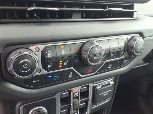 Used 2025 Jeep Wrangler Unlimited Sahara AWD/4WD image 5