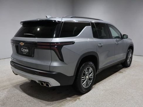 Used 2024 Chevrolet Traverse LT AWD/4WD image 2