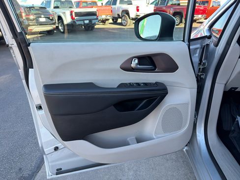 Used 2023 Chrysler Voyager LX image 15