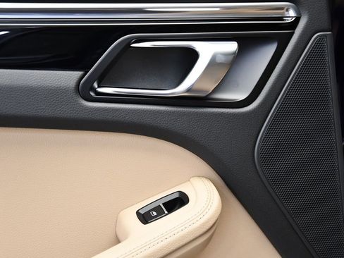 Used 2025 Porsche Macan image 38