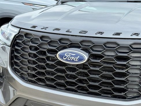 Used 2025 Ford Explorer ST-Line w/ ST-Line Street Pack image 4