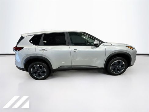 Used 2024 Nissan Rogue SV image 4