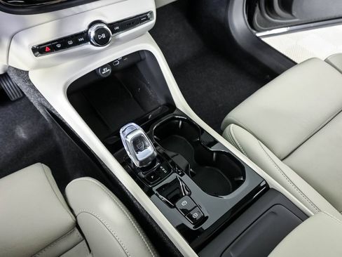 Certified 2025 Volvo XC40 B5 Ultra AWD/4WD image 19