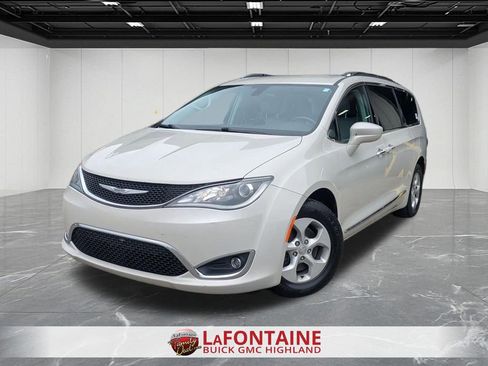 Used 2017 Chrysler Pacifica Touring-L Plus FWD image 1