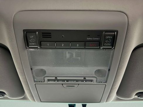 Used 2011 Lexus LX 570 4WD image 24