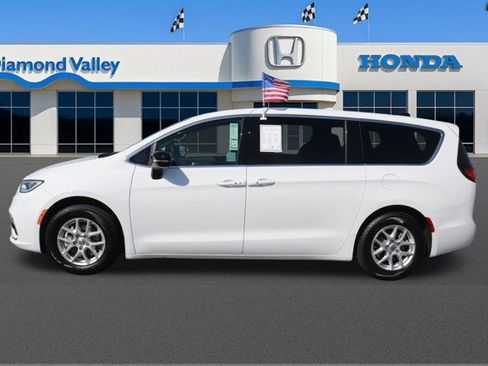 Used 2025 Chrysler Pacifica Select image 8