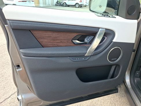 Used 2025 Land Rover Discovery Sport S image 13