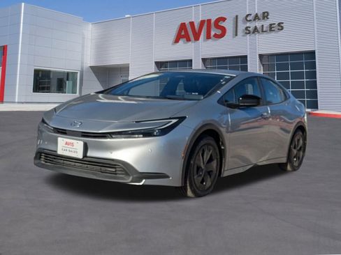 Used 2025 Toyota Prius LE image 1