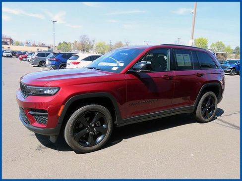 Used 2023 Jeep Grand Cherokee Altitude AWD/4WD image 3