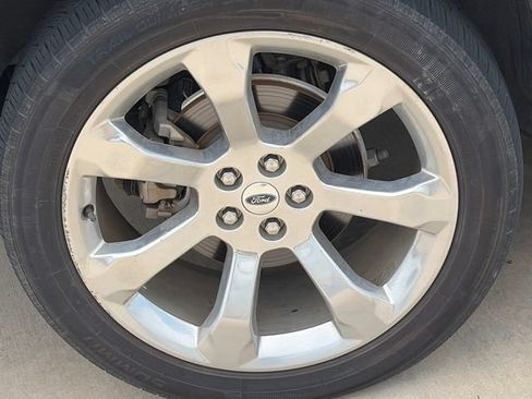 Used 2020 Ford Explorer Platinum w/ Premium Technology Package AWD/4WD image 11