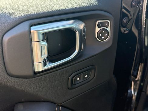 Used 2025 Jeep Wrangler Unlimited Sahara AWD/4WD image 19