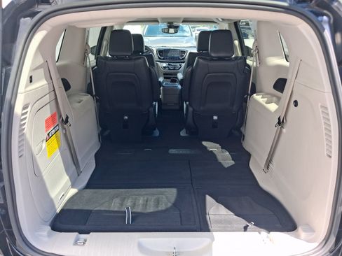 Used 2023 Chrysler Pacifica Touring-L FWD image 24