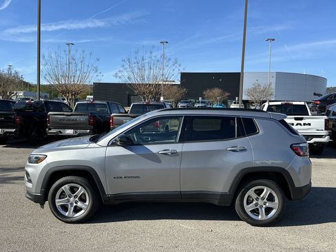 Used 2024 Jeep Compass Latitude image 4