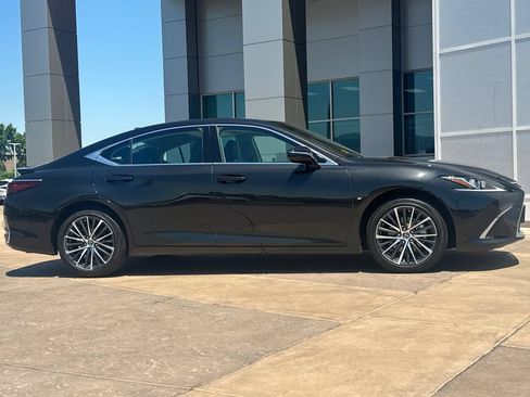 Used 2025 Lexus ES 300h w/ Premium Package FWD image 3