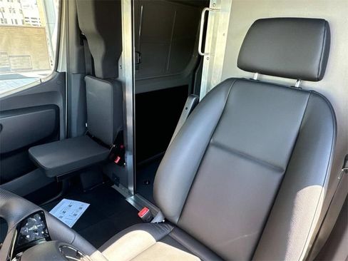 Used 2025 Mercedes-Benz Sprinter 2500 image 16