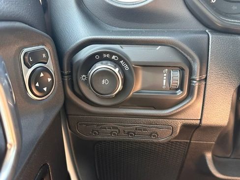 Used 2025 Jeep Wrangler Unlimited Sahara AWD/4WD image 16
