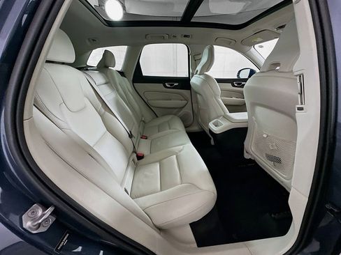 Used 2021 Volvo XC60 T5 Momentum w/ Premium Package image 27