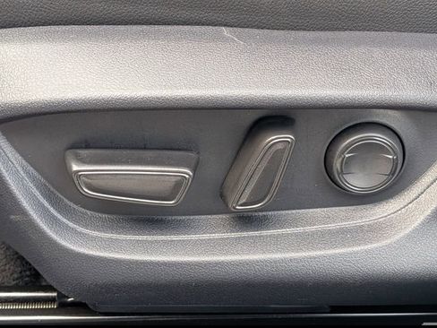 Used 2025 Toyota Camry SE w/ Convenience Package image 19