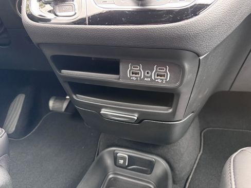 New 2025 Chrysler Pacifica Select AWD/4WD image 19