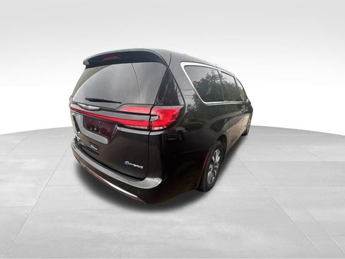 Used 2023 Chrysler Pacifica Touring-L FWD image 7