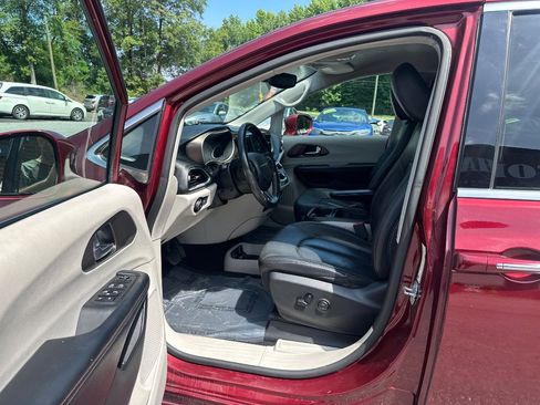 Used 2019 Chrysler Pacifica Touring-L image 9
