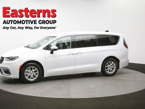 Used 2023 Chrysler Pacifica Touring-L image 57