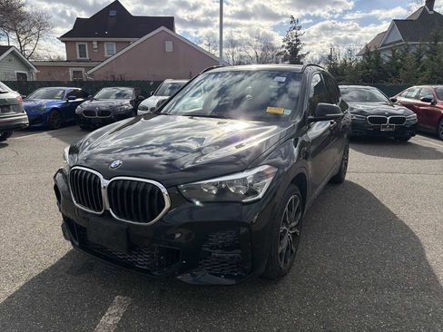 Used 2022 BMW X1 xDrive28i w/ M Sport Package image 3