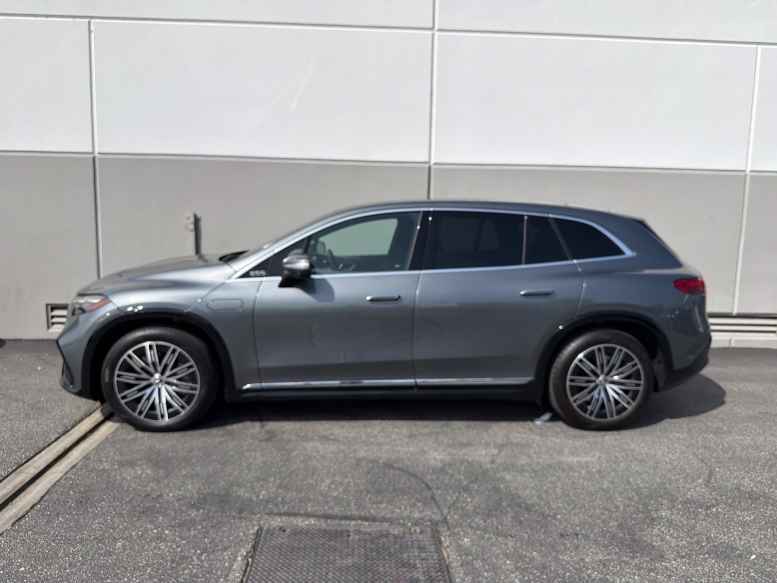 Used 2023 Mercedes-Benz EQS 580 4MATIC SUV image 3