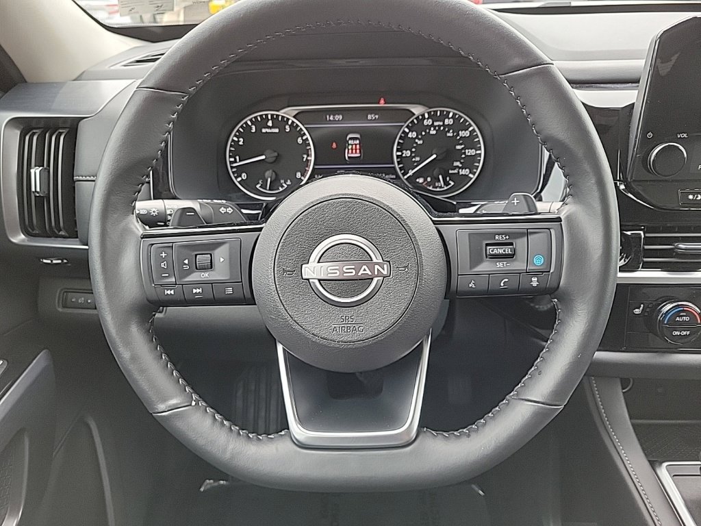 Used 2025 Nissan Pathfinder SL AWD/4WD image 23