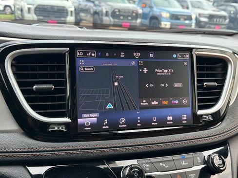 Used 2025 Chrysler Pacifica Pinnacle FWD image 20