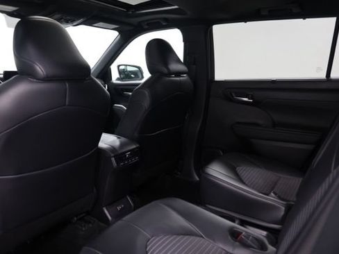 Used 2024 Toyota Highlander XSE FWD image 33