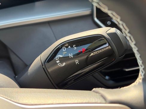 Used 2026 Volkswagen Tiguan SE w/ Panoramic Sunroof Package AWD/4WD image 16