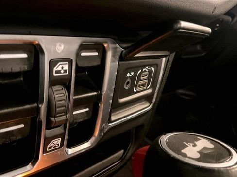 Used 2025 Jeep Wrangler Sahara image 33